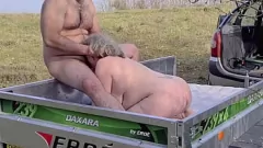 Afspelen Oma houdt van anale seks en hete cumshots in de buitenlucht