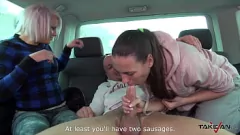 Reproduzir Duas vadias com tesão pegam uma loira gostosa no shopping para uma foda selvagem e diversão no carro